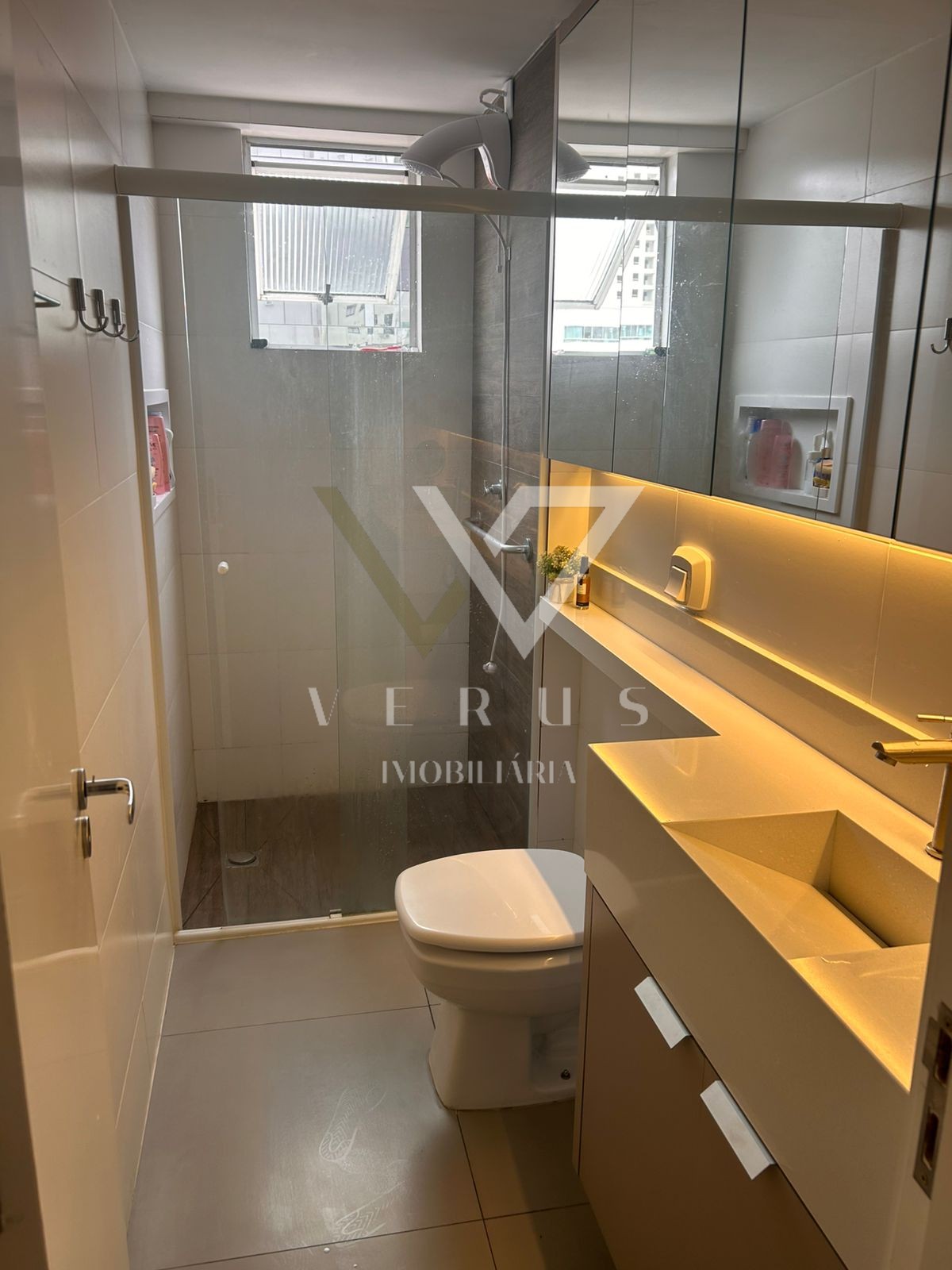 Apartamento Semimobiliado no Centro de Balneário Camboriú – 2 Dorms (1 Suíte) + Churrasqueira