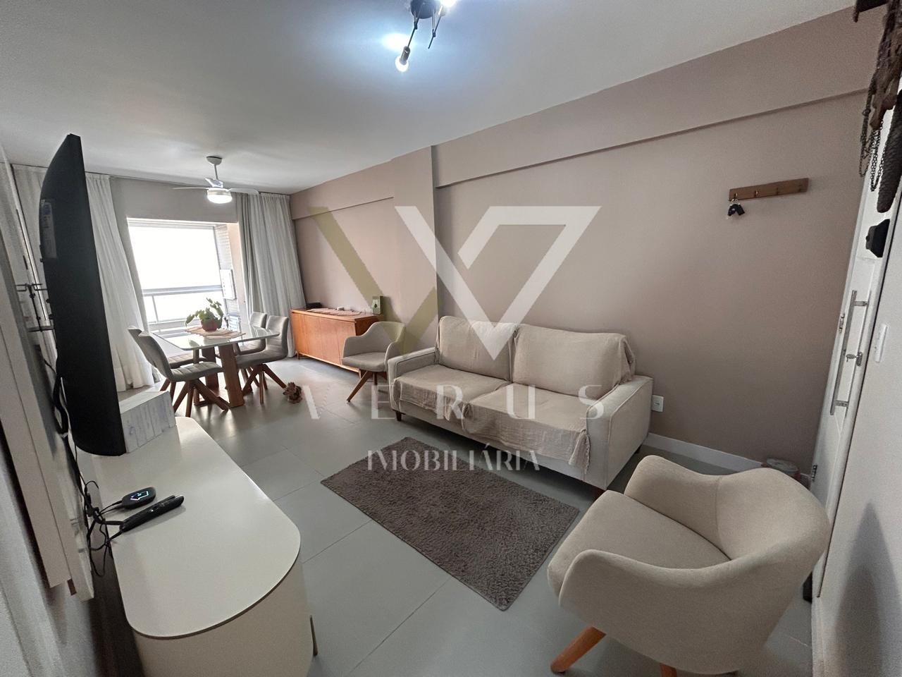 Apartamento Semimobiliado no Centro de Balneário Camboriú – 2 Dorms (1 Suíte) + Churrasqueira