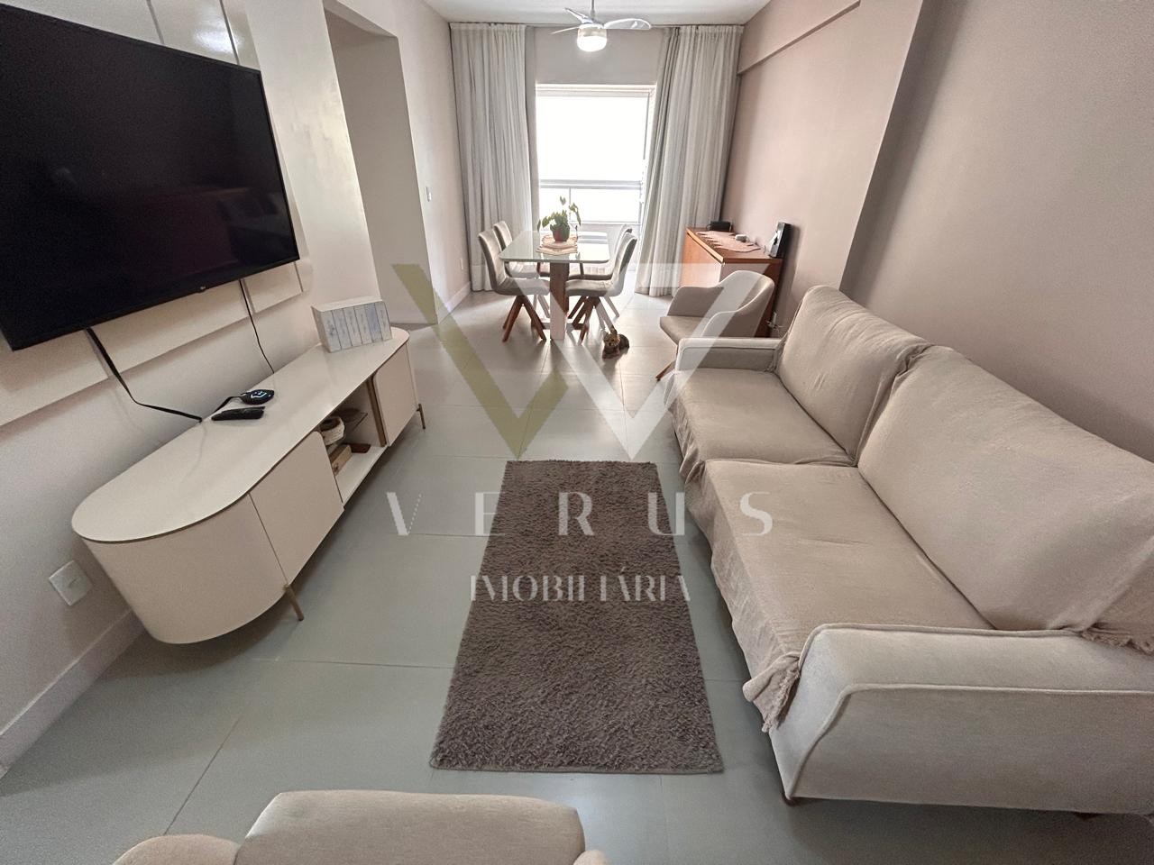 Apartamento Semimobiliado no Centro de Balneário Camboriú – 2 Dorms (1 Suíte) + Churrasqueira