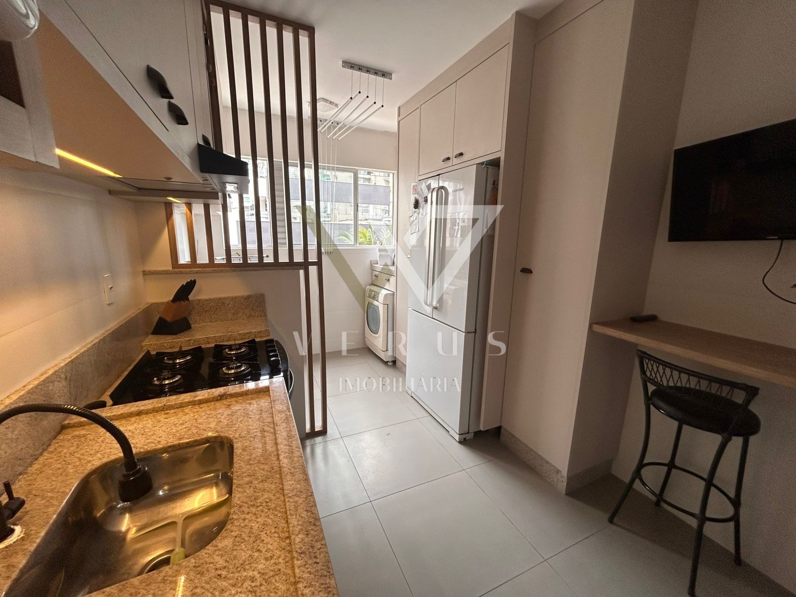 Apartamento Semimobiliado no Centro de Balneário Camboriú – 2 Dorms (1 Suíte) + Churrasqueira